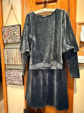 Green velour 2piece set the pants are xxs and the top is a large